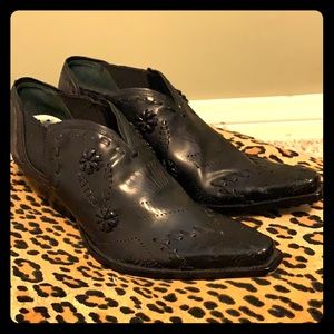 Like new BCBG ankle boots size 8 some what narrow